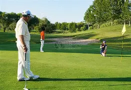 贝博体育- 高尔夫赛场再起风云：雪域鲨队队失利剑门独角兽队，赛场气氛火爆客场静默反击