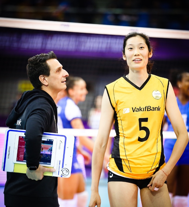 BB体育- 埃因霍温训练开放日，今晚遗憾出局引欢呼，足总杯在即，轮换策略成焦点