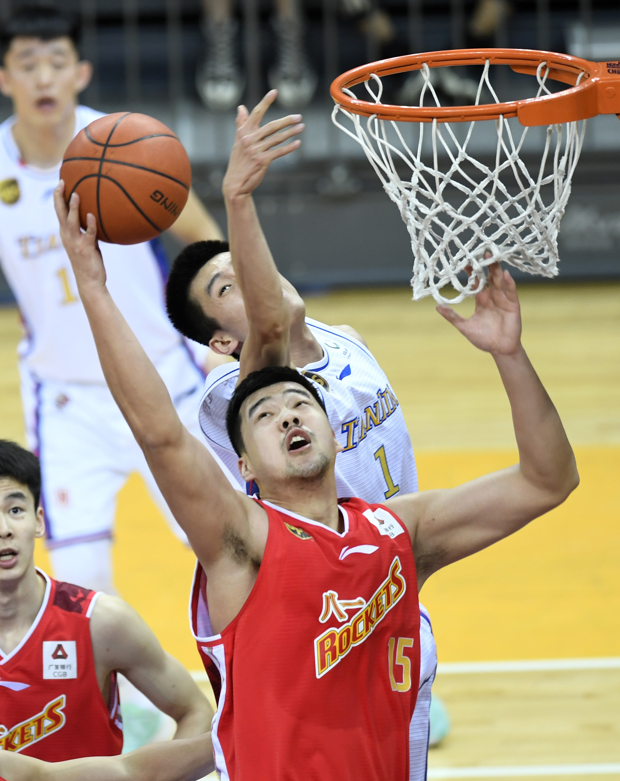 BB体育-斯图加特训练开放日，加时末段完成体检引欢呼，CBA常规赛在即，身体对抗强度拉满(拜仁40横扫斯图加特)